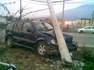 accident-masina-stalp-bucium